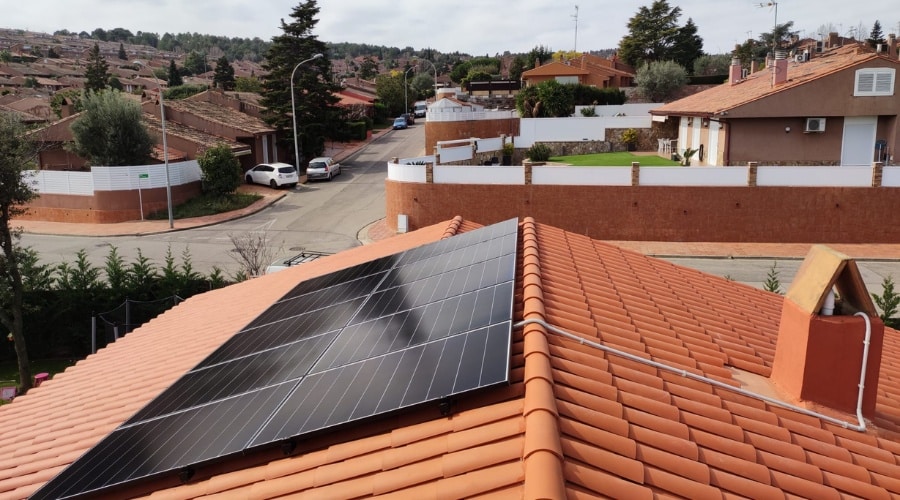 Placa solar en tejado en vecindario